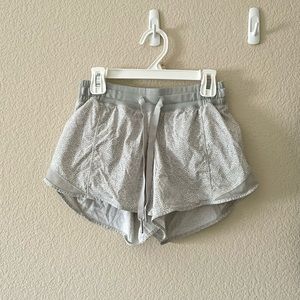 NWOT Lululemon Hotty Hot Short (Long 4") in Freckle Flower White Seal Grey